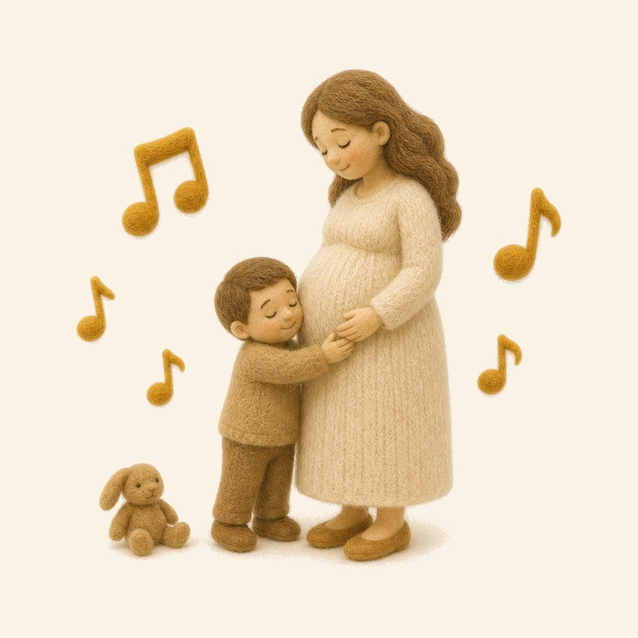 Niño de fieltro abrazando la panza de mamá con un bebé en camino