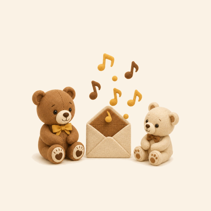 Dos ositos de fieltro junto a un sobre del que salen notas musicales