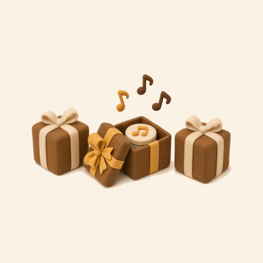 Tres cajas de regalo de fieltro, una abierta con un disco y notas musicales