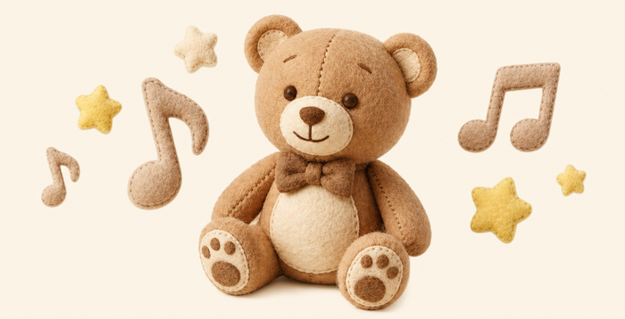 Osito de peluche de fieltro con notas musicales y estrellas